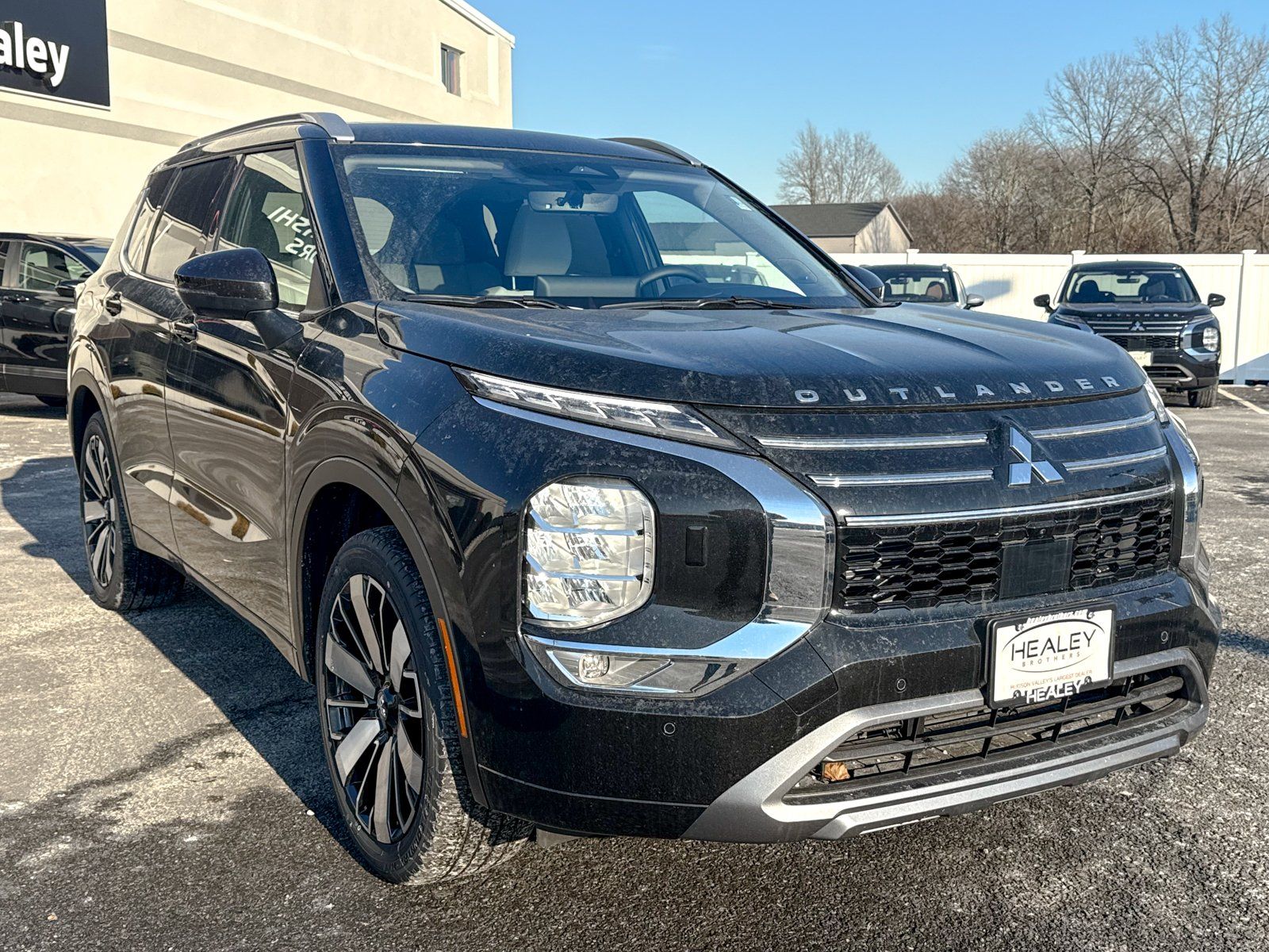 Photo view of 2025 Mitsubishi Outlander in Black