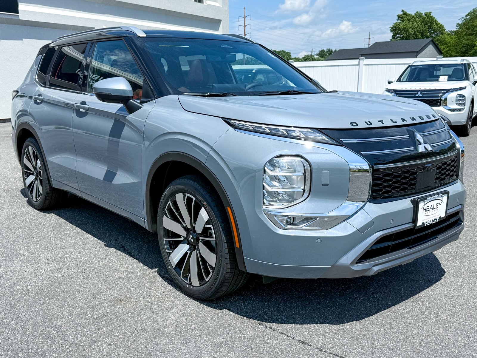 Photo view of 2025 Mitsubishi Outlander in Gray