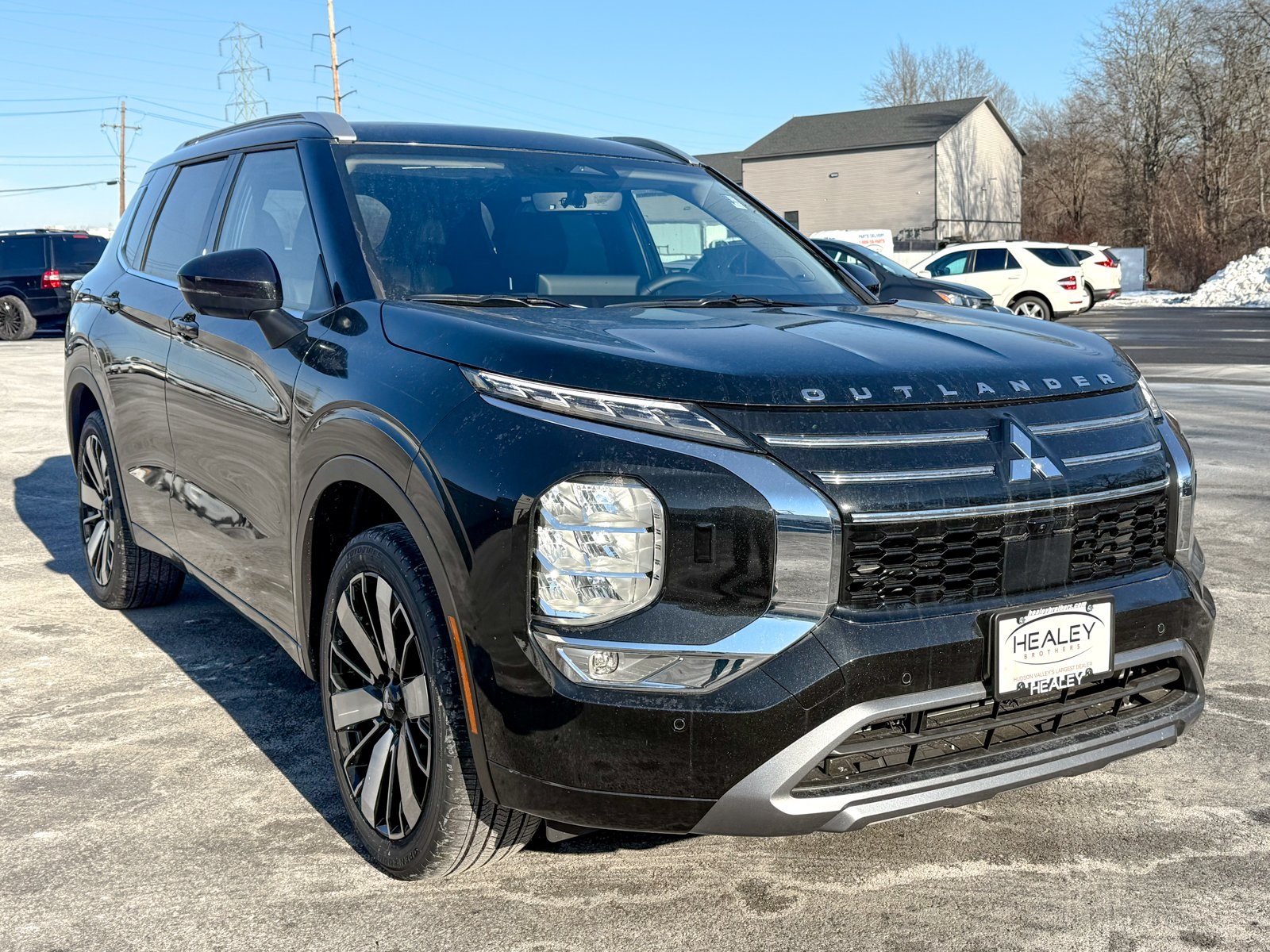 Photo view of 2025 Mitsubishi Outlander in Black