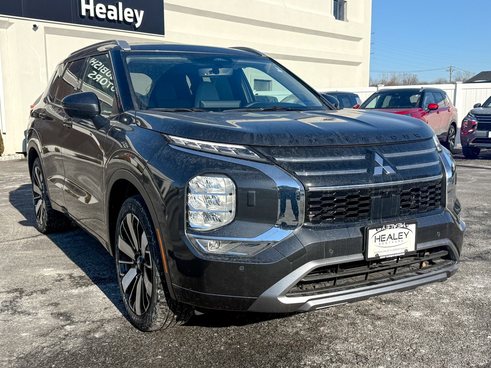 Photo view of 2025 Mitsubishi Outlander in Gray