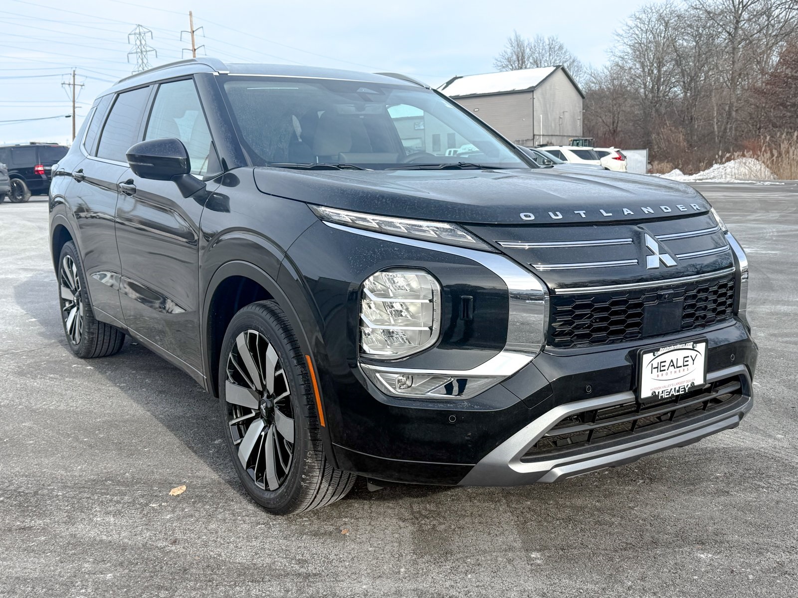 Photo view of 2025 Mitsubishi Outlander in Black