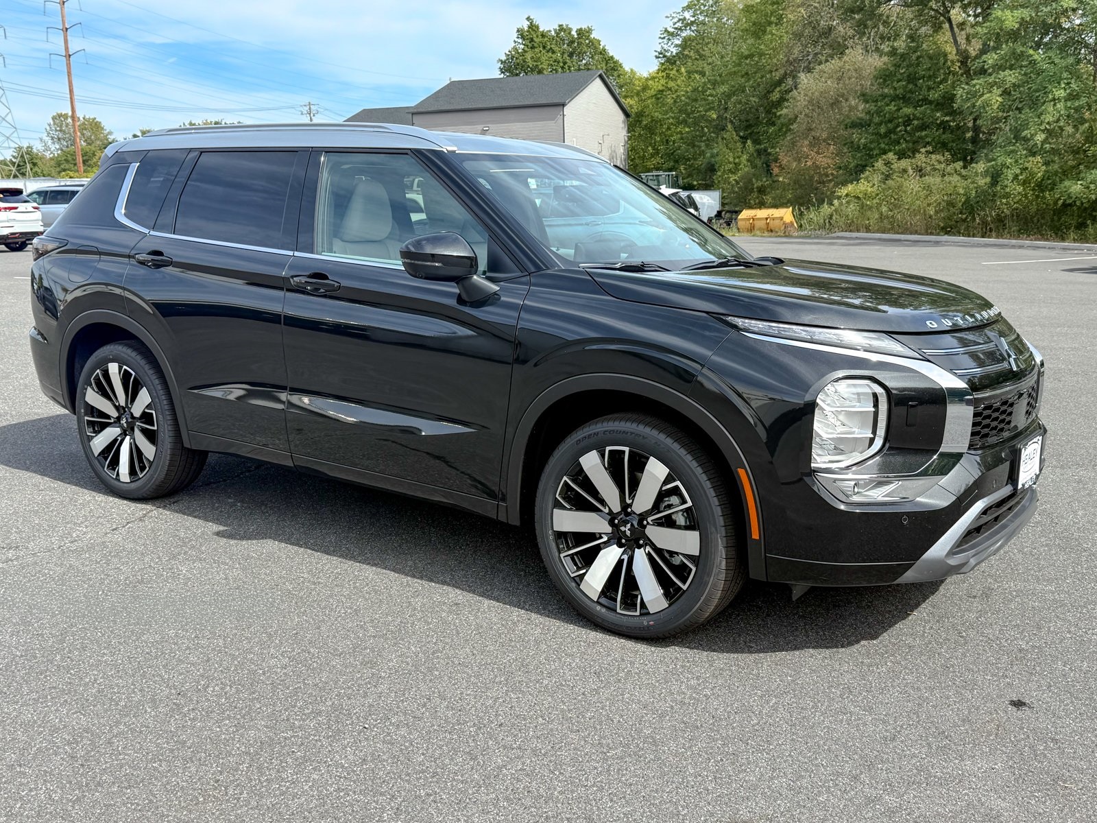 Photo view of 2025 Mitsubishi Outlander in Black