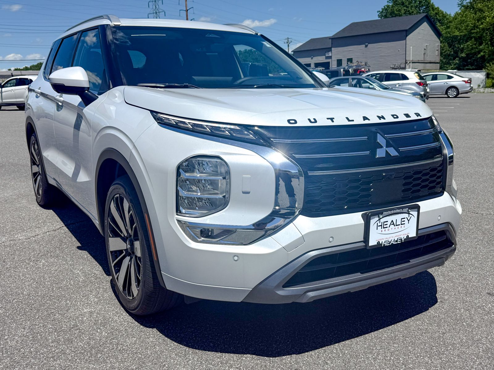 Photo view of 2026 Mitsubishi Outlander in White