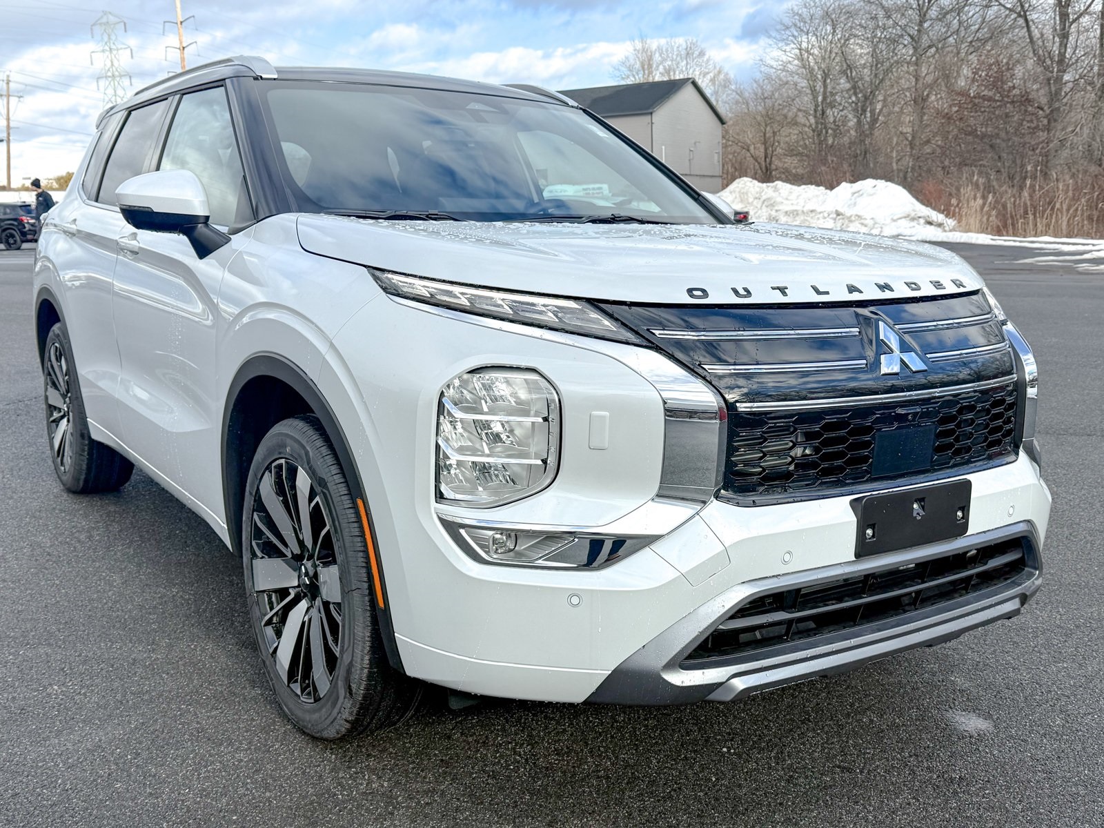 Photo view of 2026 Mitsubishi Outlander in White