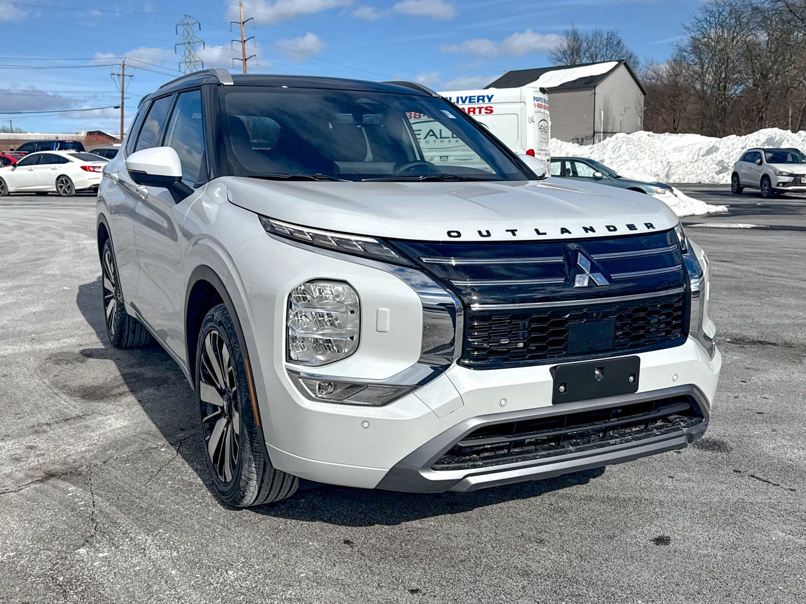 Photo view of 2026 Mitsubishi Outlander in White