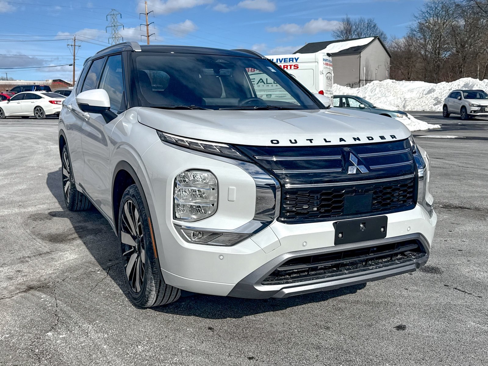 Photo view of 2026 Mitsubishi Outlander in White
