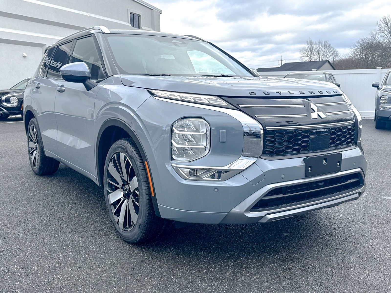 Photo view of 2026 Mitsubishi Outlander in Gray