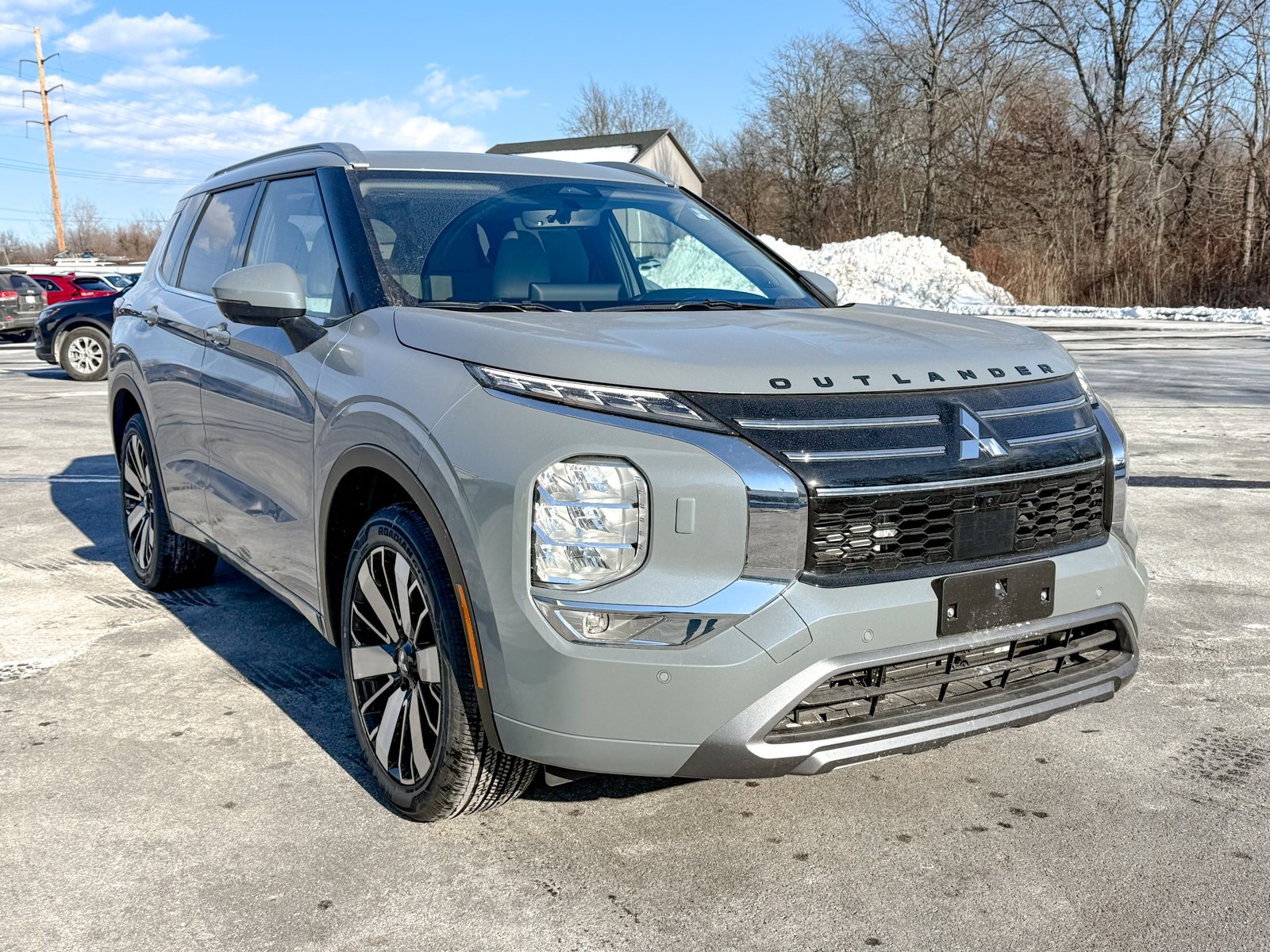 Photo view of 2026 Mitsubishi Outlander in Gray