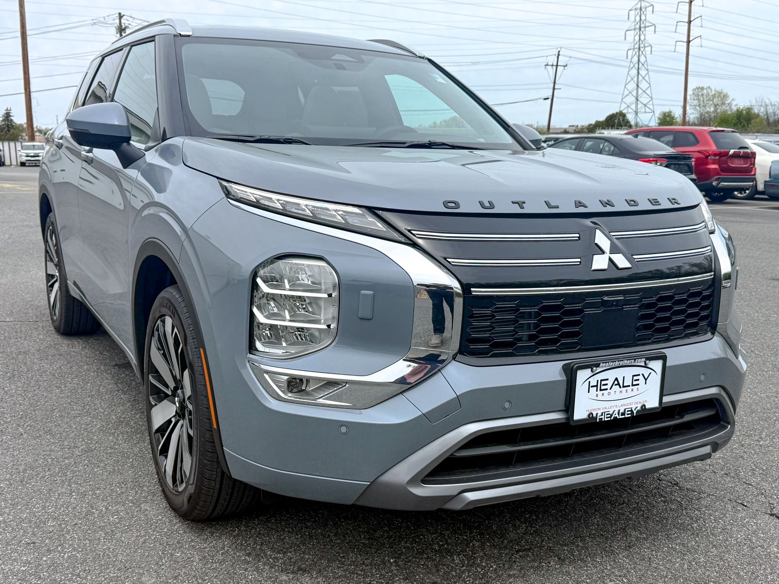 Photo view of 2026 Mitsubishi Outlander in Gray