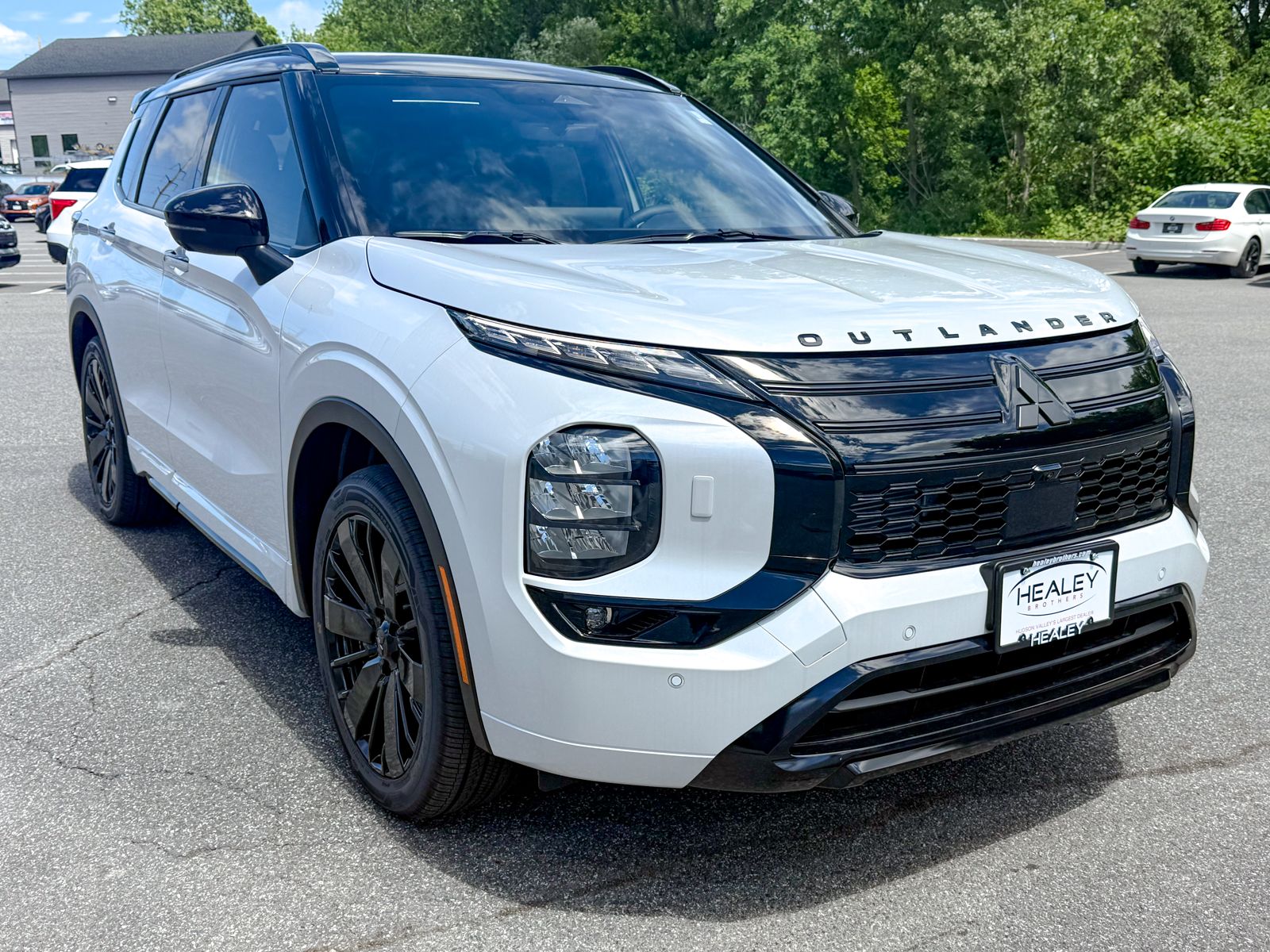 Photo view of 2026 Mitsubishi Outlander in White