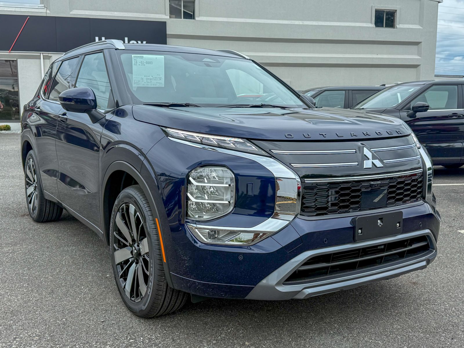 Photo view of 2026 Mitsubishi Outlander in Blue