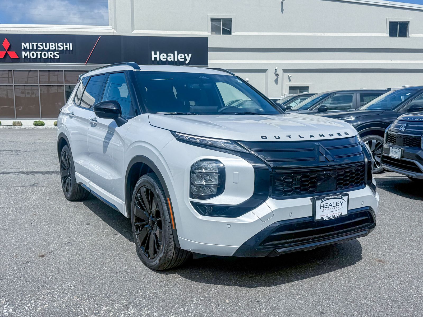 Photo view of 2026 Mitsubishi Outlander in 