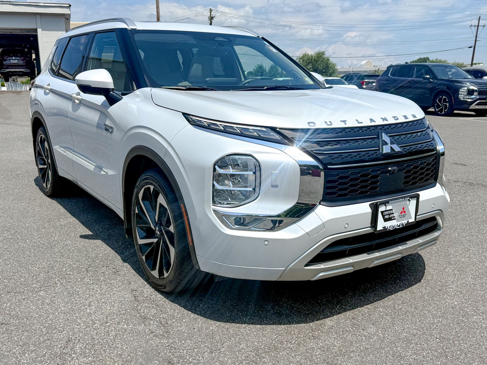 Photo view of 2023 Mitsubishi Outlander PHEV in White