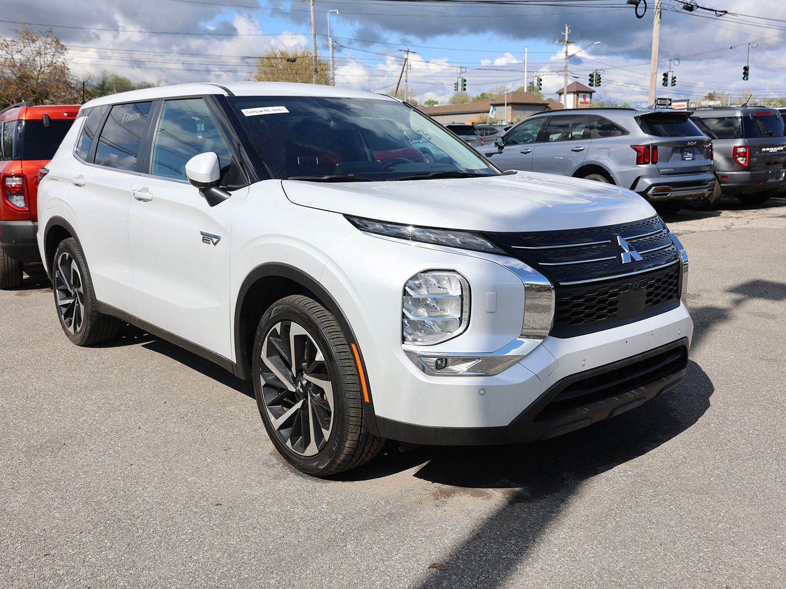 Photo view of 2024 Mitsubishi Outlander PHEV in White