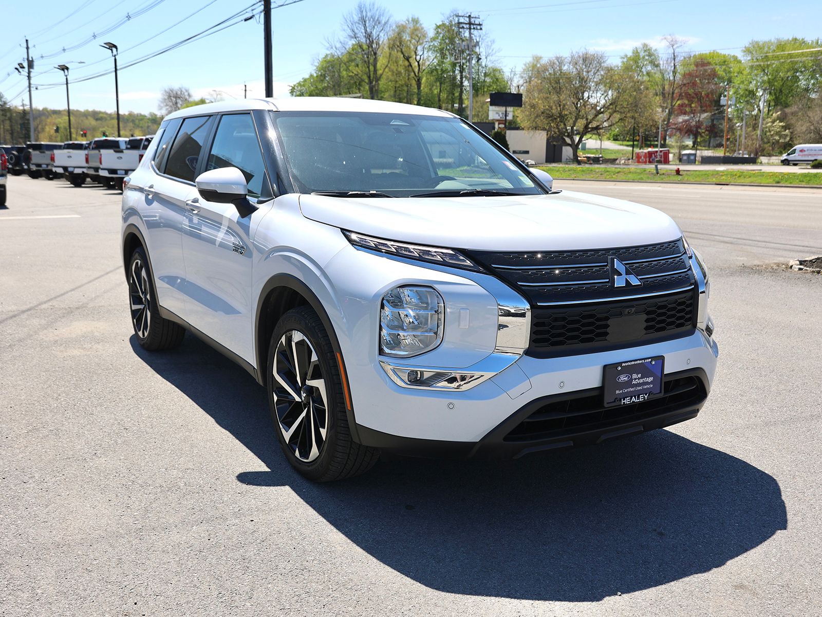 Photo view of 2024 Mitsubishi Outlander PHEV in White