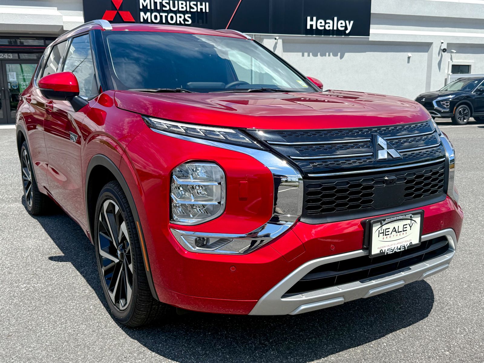Photo view of 2025 Mitsubishi Outlander PHEV in 