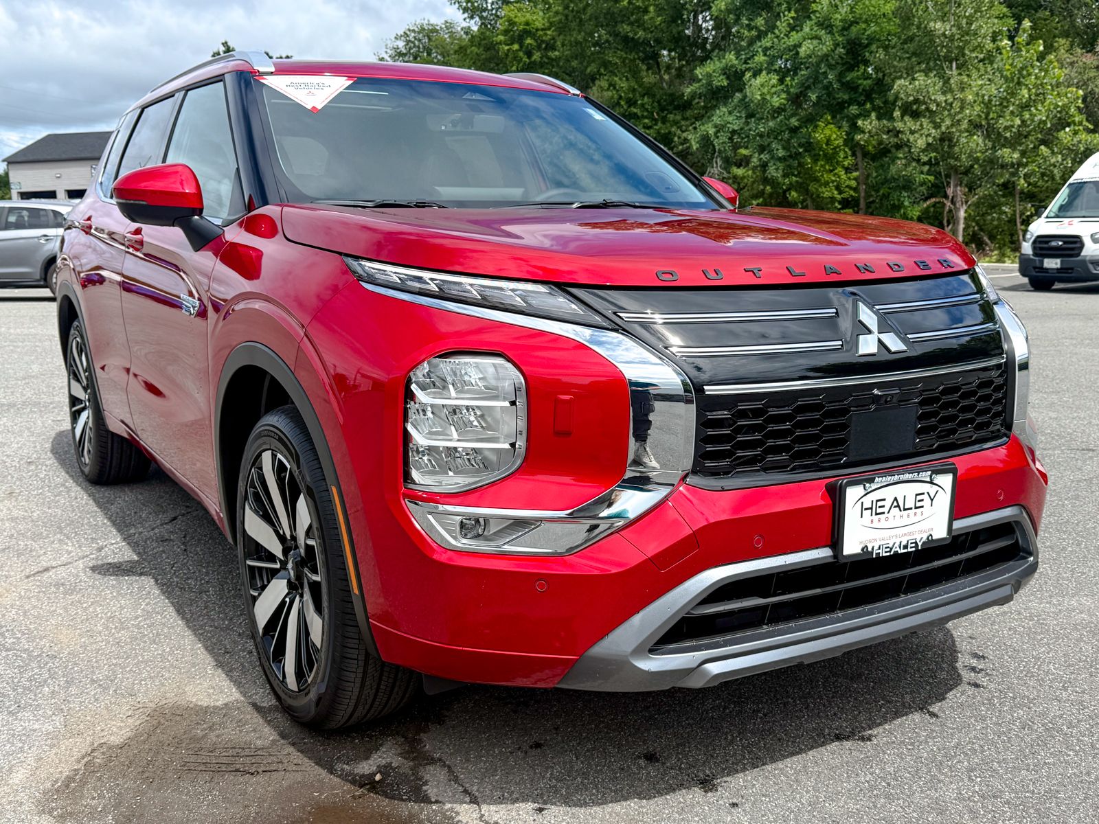 Photo view of 2026 Mitsubishi Outlander Plug-In Hybrid in Red