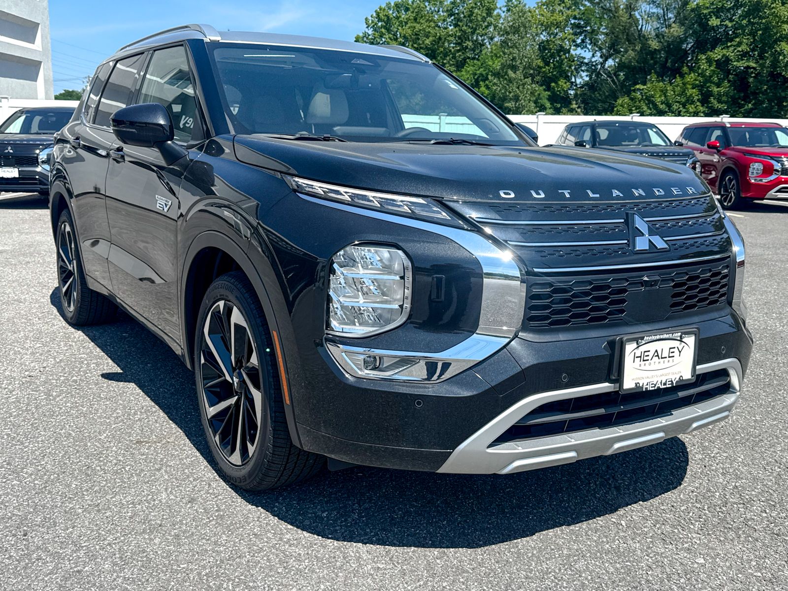 Photo view of 2025 Mitsubishi Outlander PHEV in Black