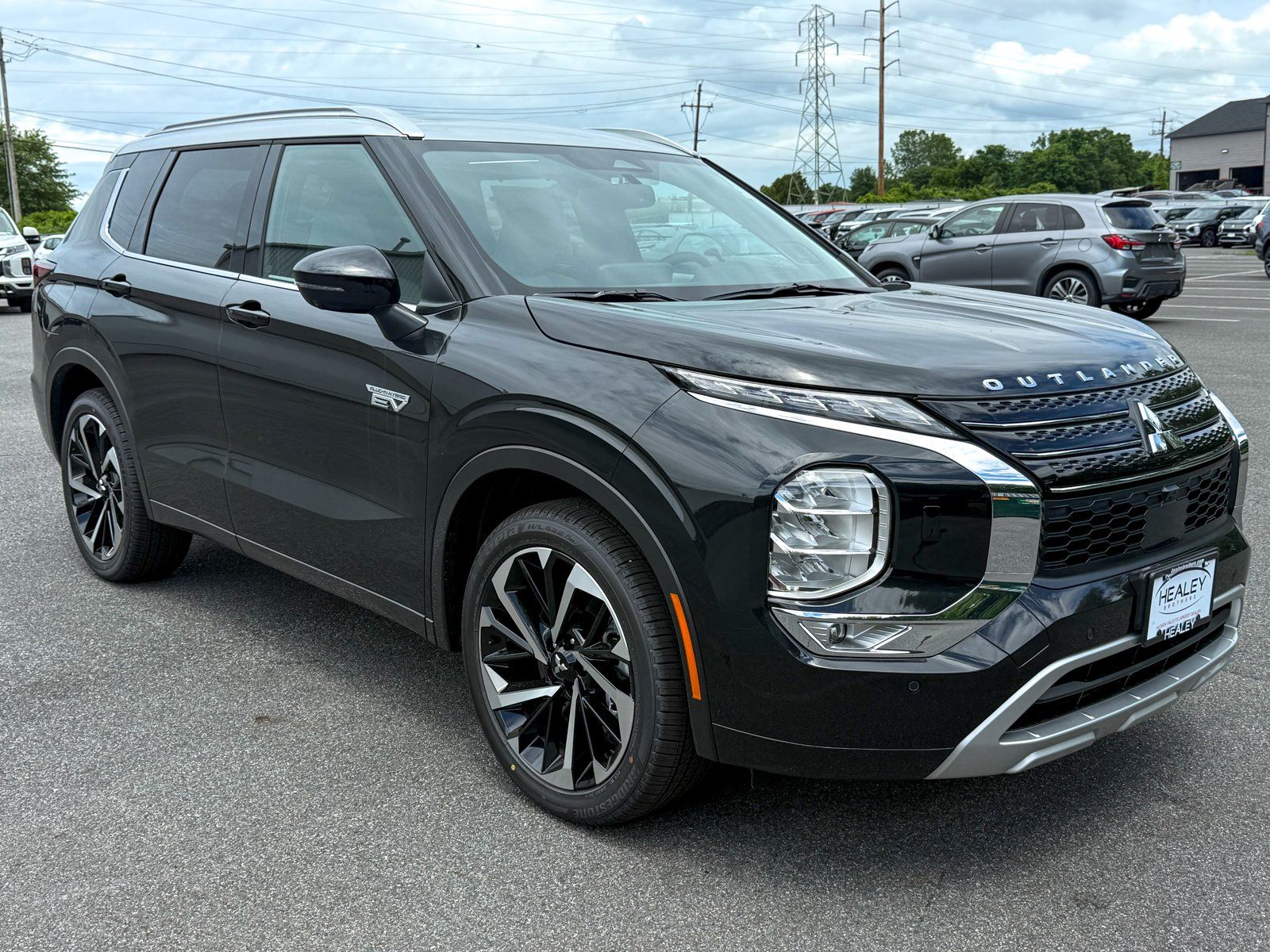 Photo view of 2025 Mitsubishi Outlander PHEV in Black