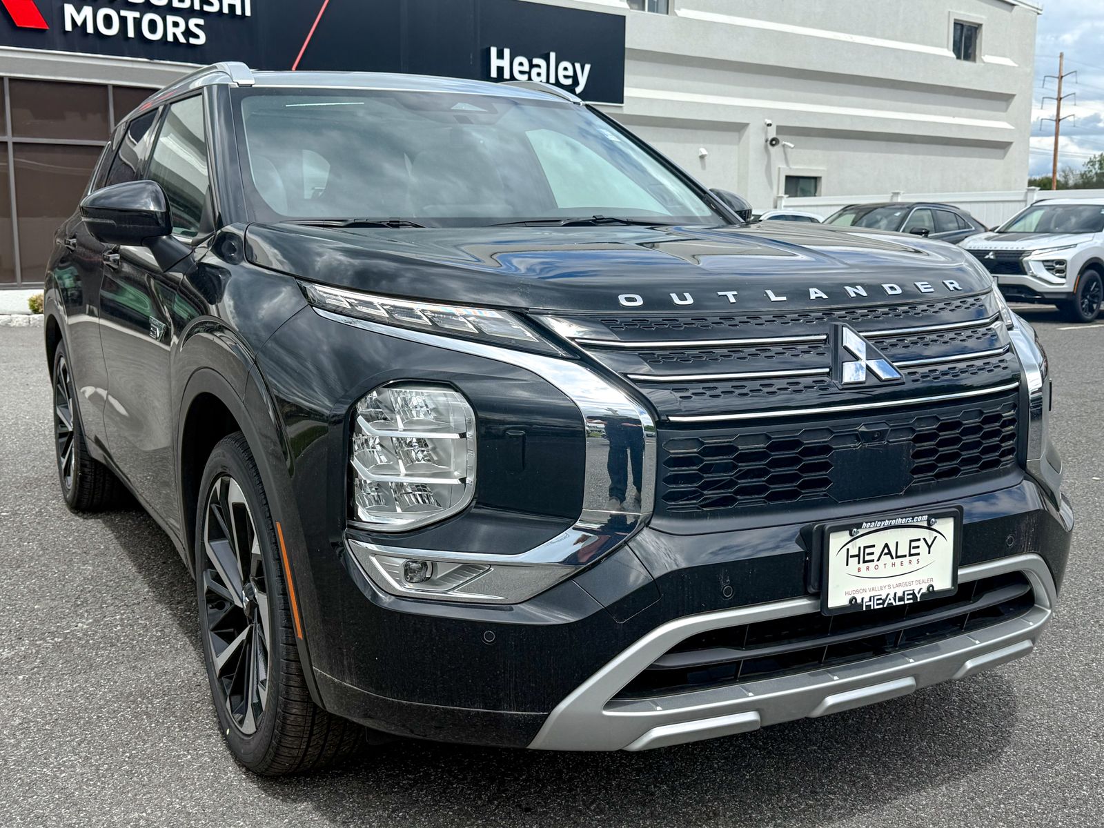 Photo view of 2025 Mitsubishi Outlander PHEV in Black