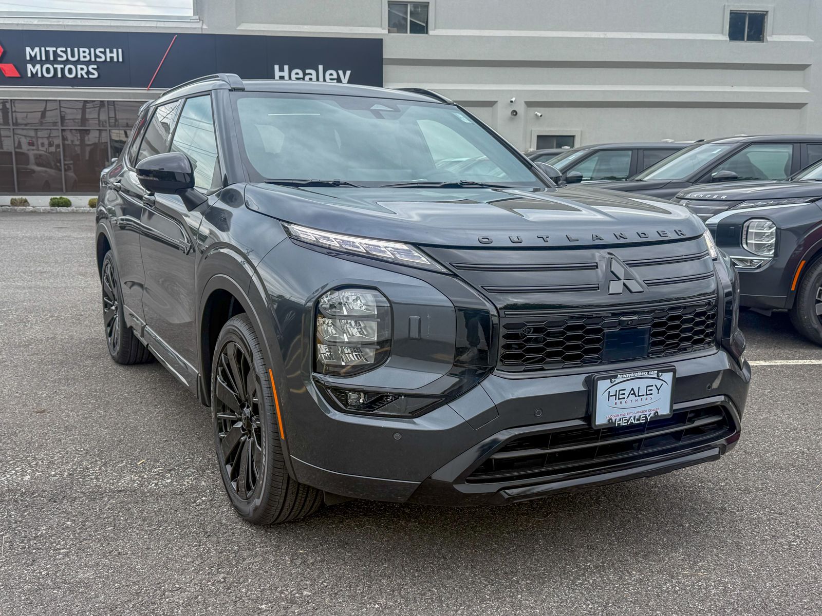 Photo view of 2026 Mitsubishi Outlander Plug-In Hybrid in 