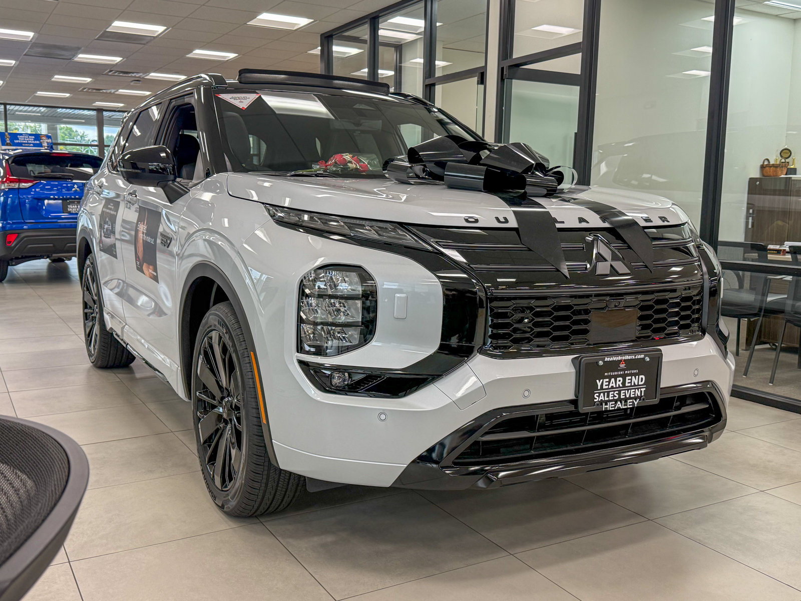 Photo view of 2026 Mitsubishi Outlander Plug-In Hybrid in