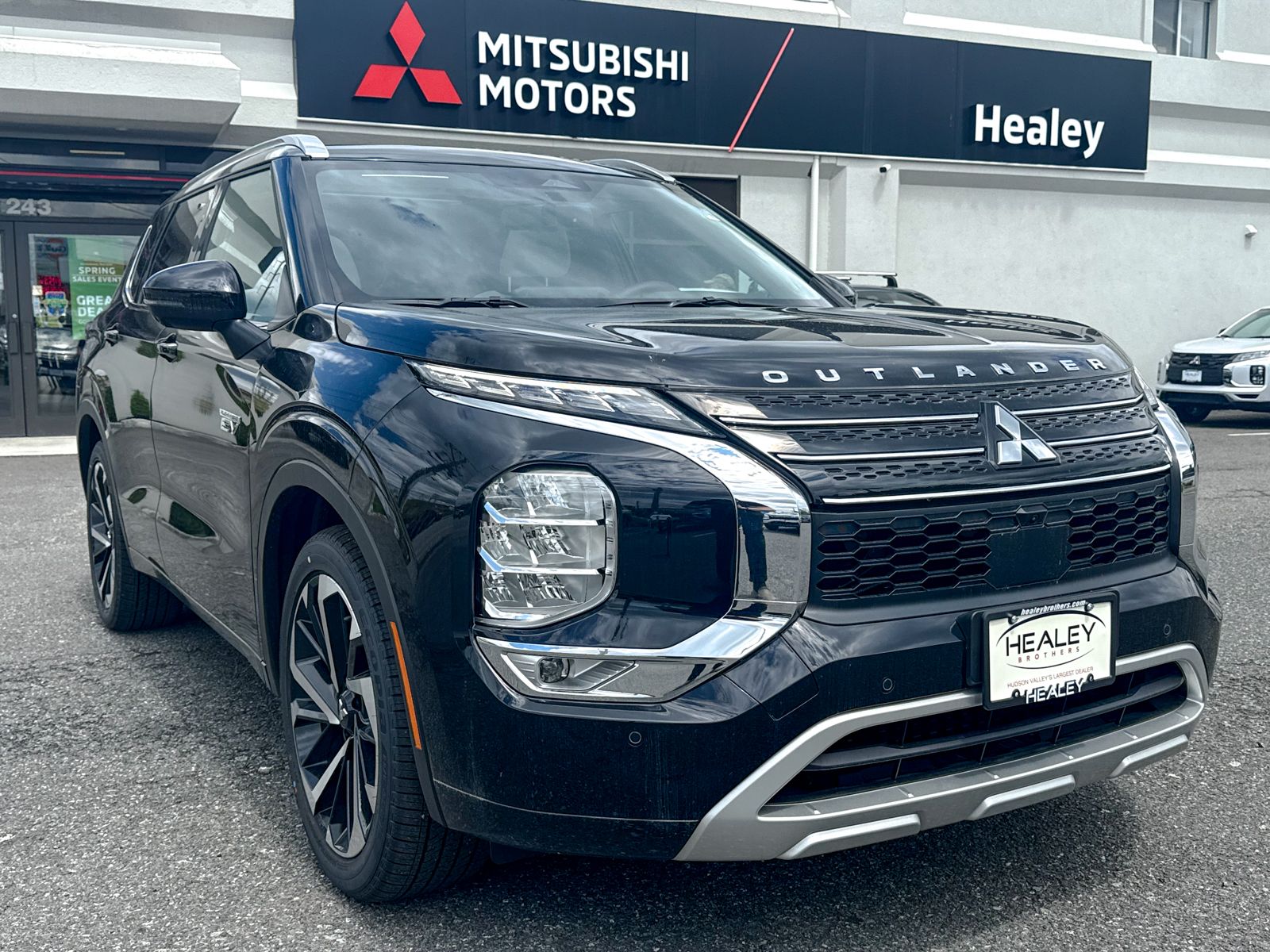 Photo view of 2025 Mitsubishi Outlander PHEV in Black