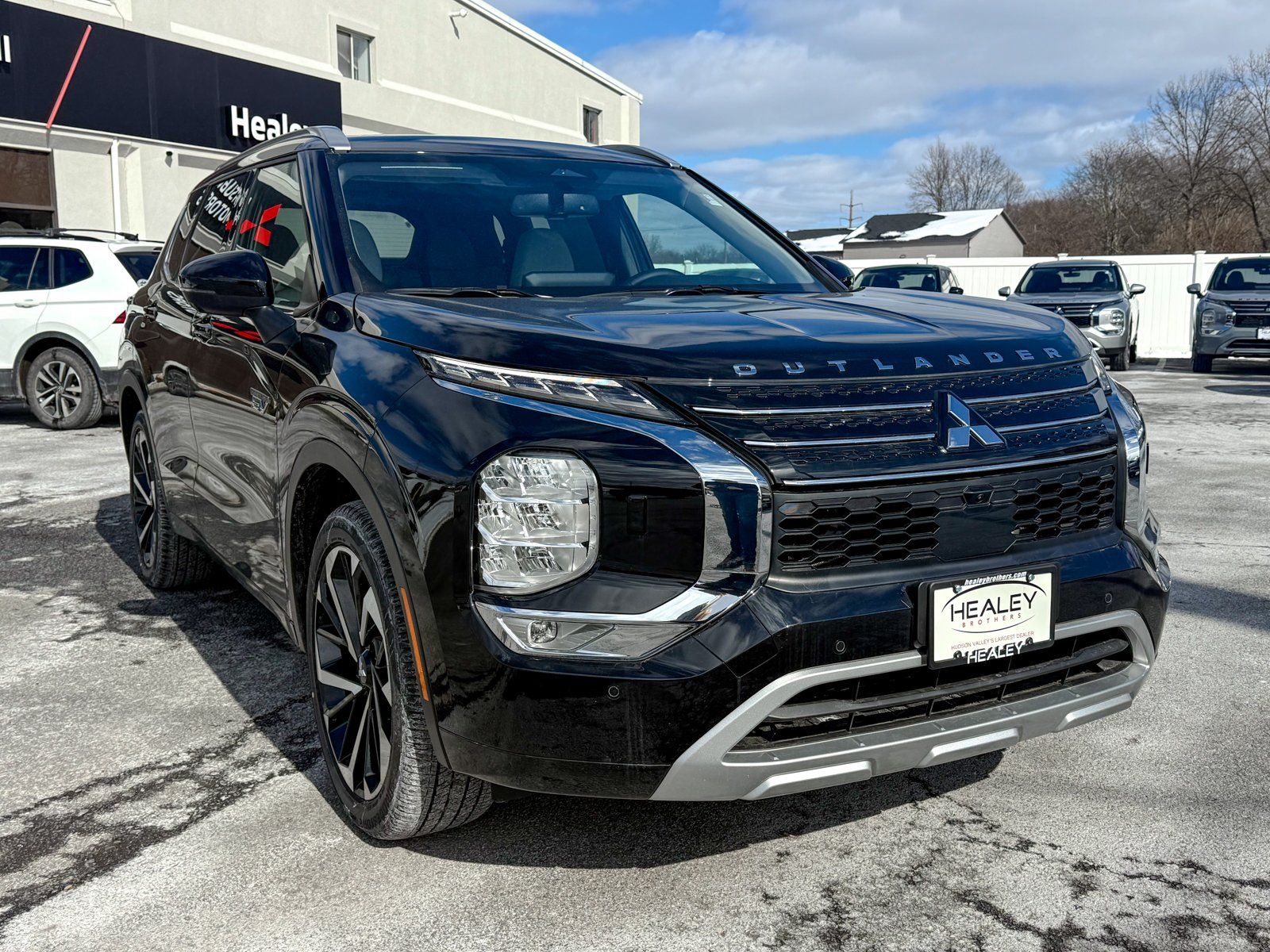 Photo view of 2025 Mitsubishi Outlander PHEV in Black