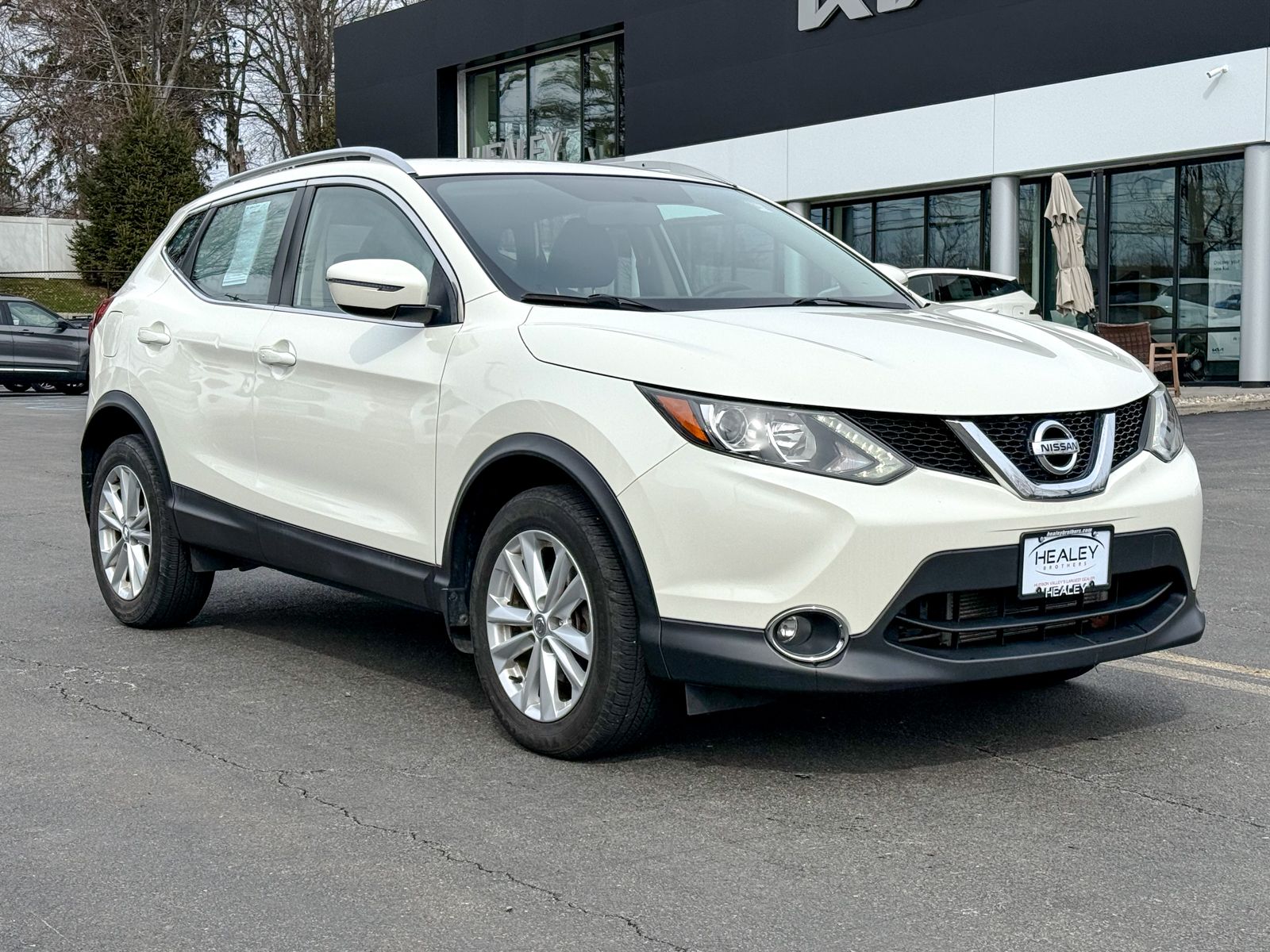Photo view of 2017 Nissan Rogue Sport in White