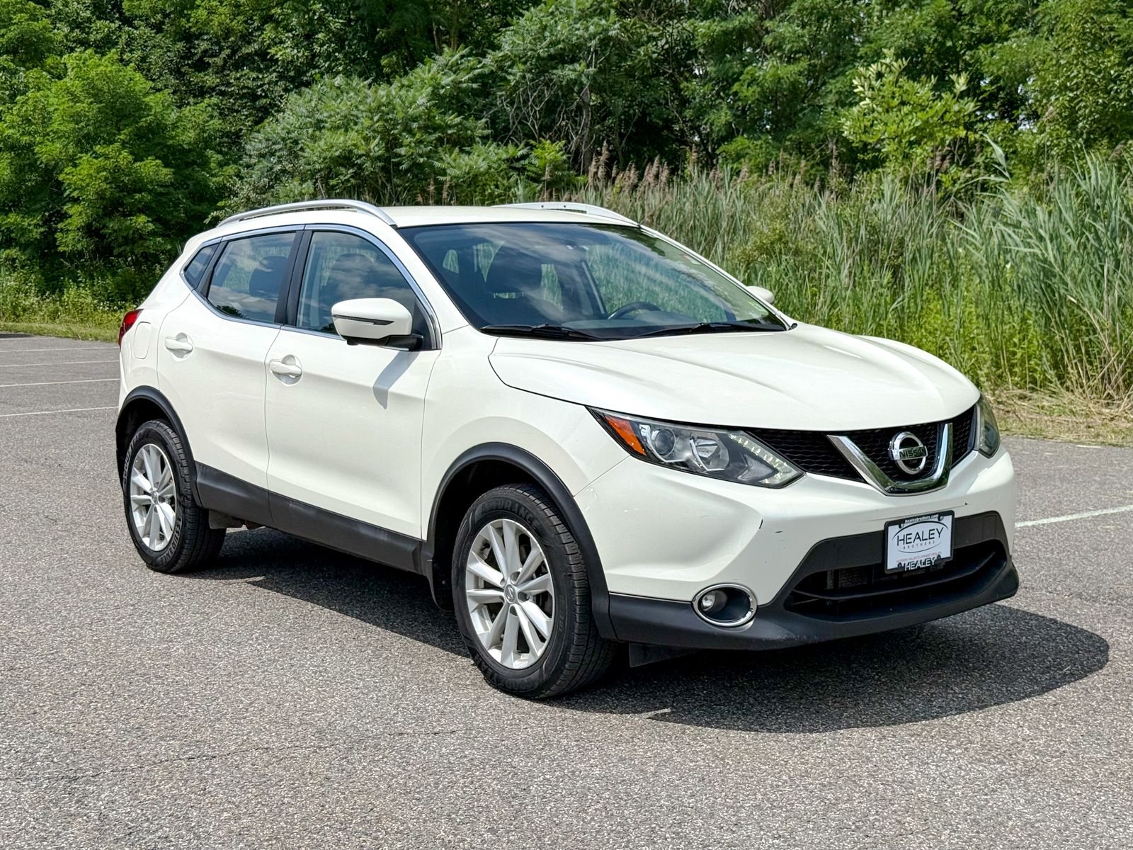 Photo view of 2017 Nissan Rogue Sport in White