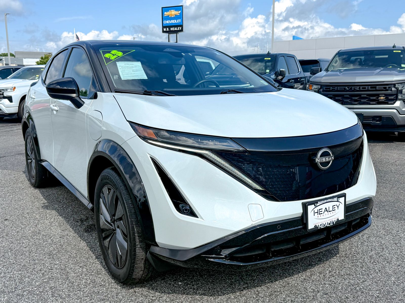 Photo view of 2023 Nissan ARIYA in White