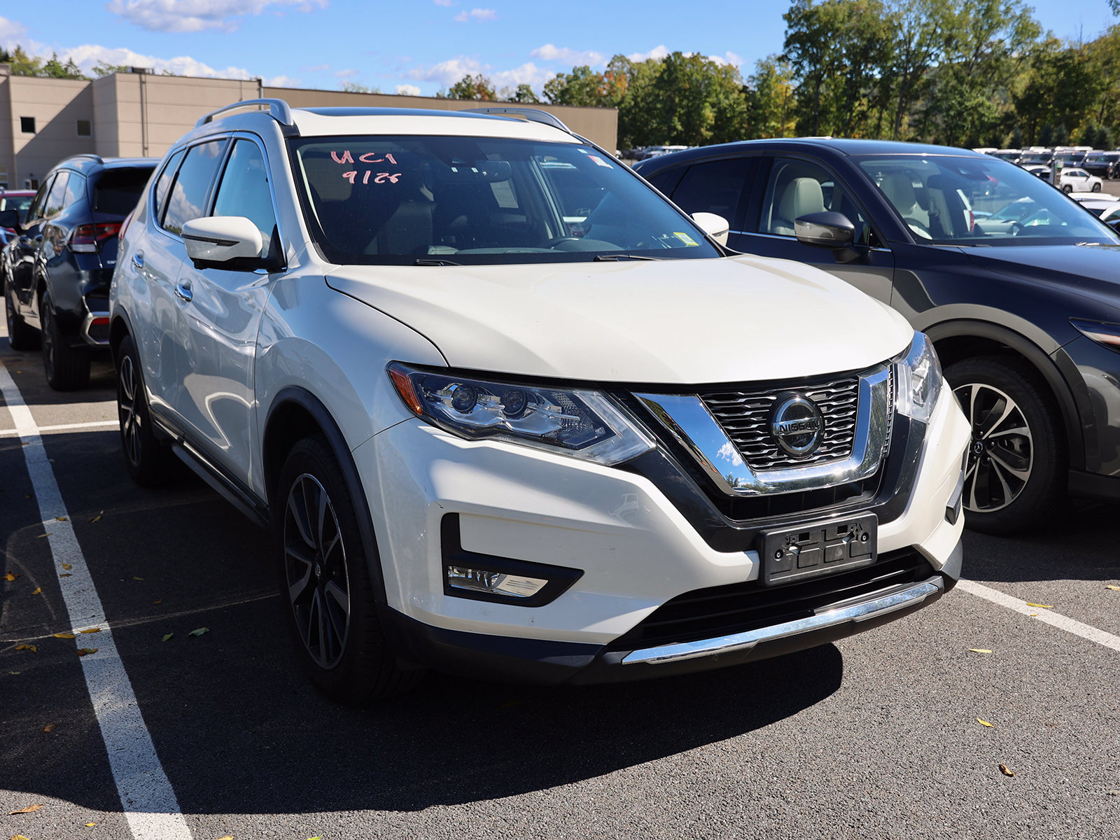 Photo view of 2018 Nissan Rogue in White