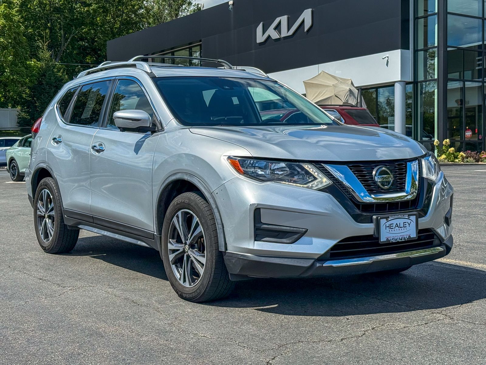Photo view of 2019 Nissan Rogue in Silver