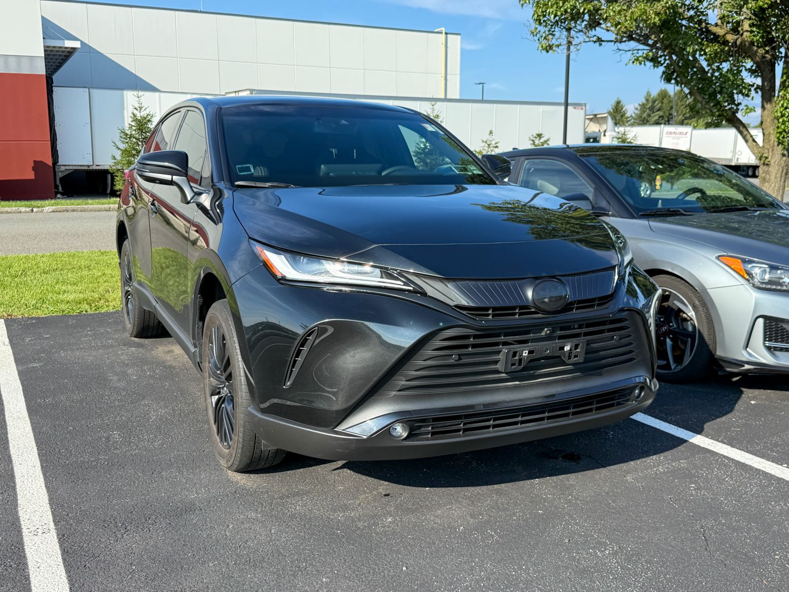 Photo view of 2024 Toyota Venza in Black