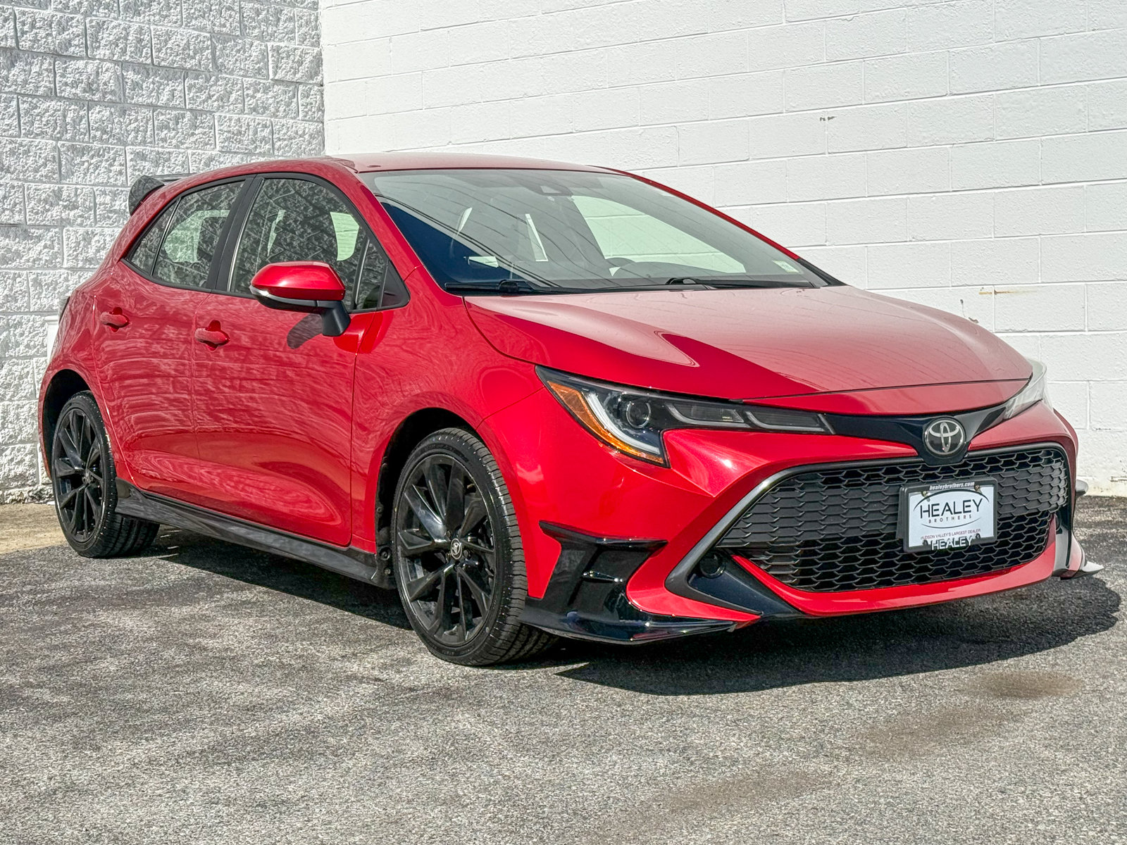Photo view of 2021 Toyota Corolla Hatchback in Red