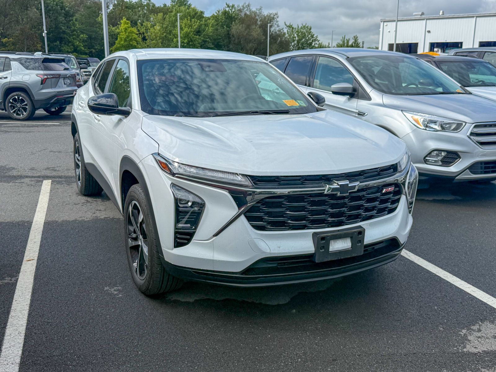 Photo view of 2024 Chevrolet Trax in White