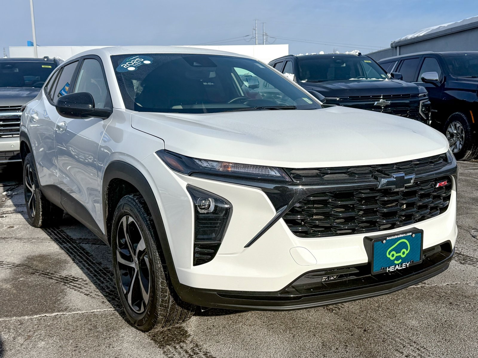 Photo view of 2025 Chevrolet Trax in White