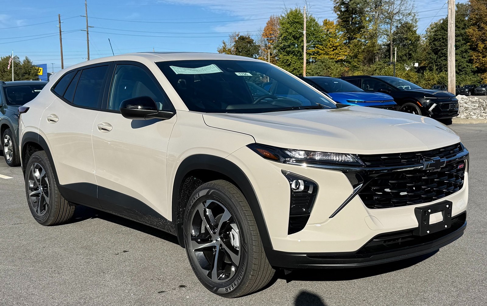 Photo view of 2026 Chevrolet Trax in White
