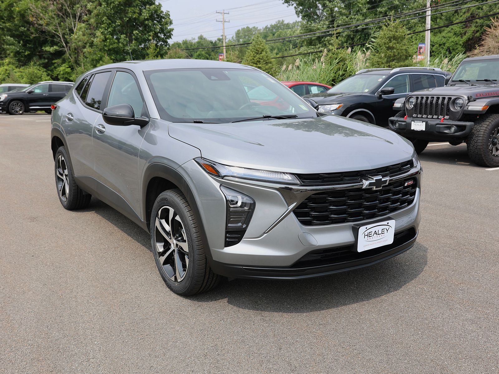Photo view of 2025 Chevrolet Trax in Gray