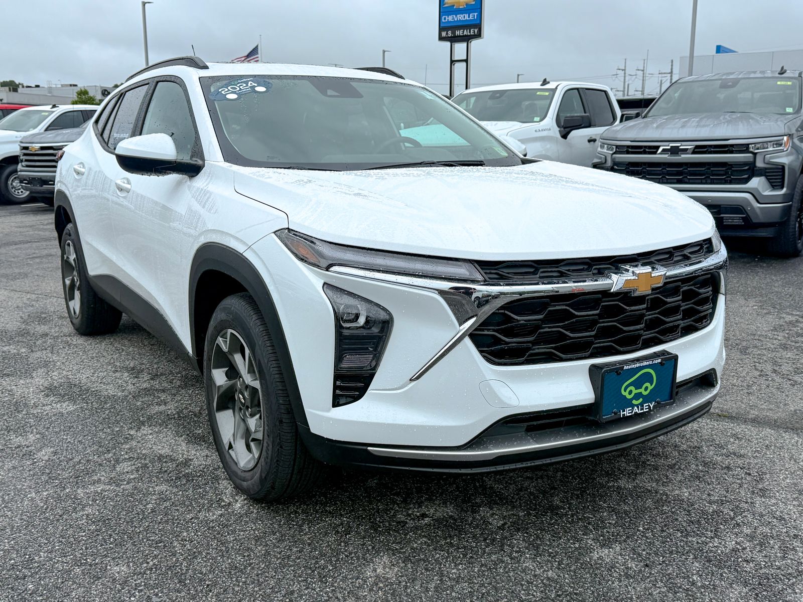 Photo view of 2024 Chevrolet Trax in White
