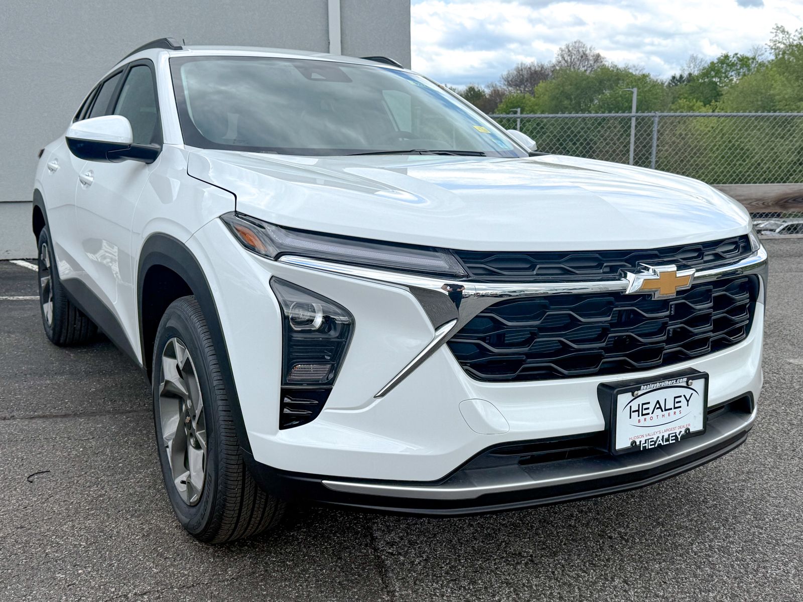 Photo view of 2026 Chevrolet Trax in White