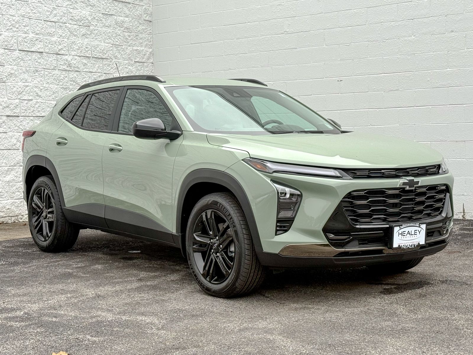 Photo view of 2025 Chevrolet Trax in Green
