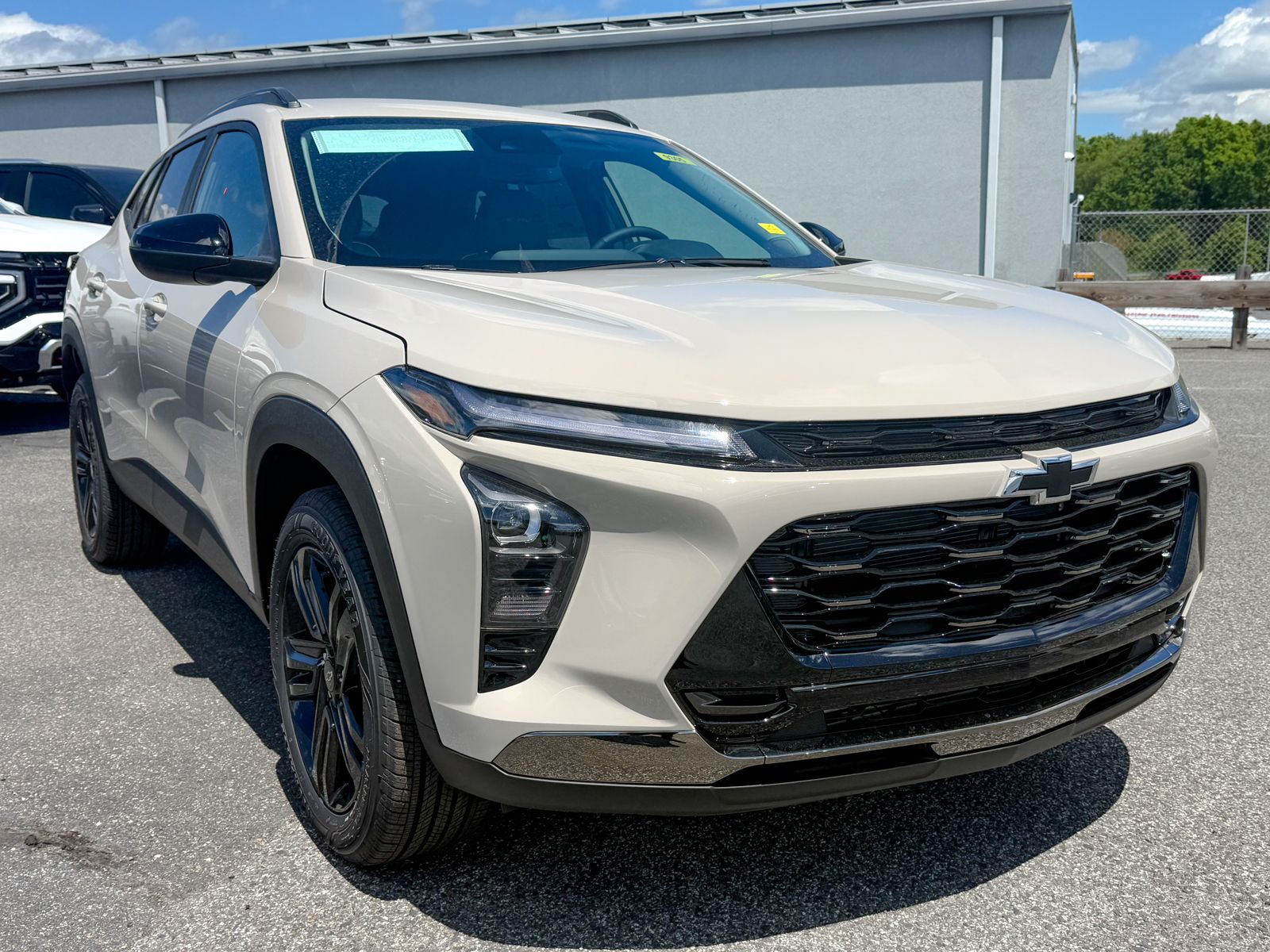 Photo view of 2026 Chevrolet Trax in White