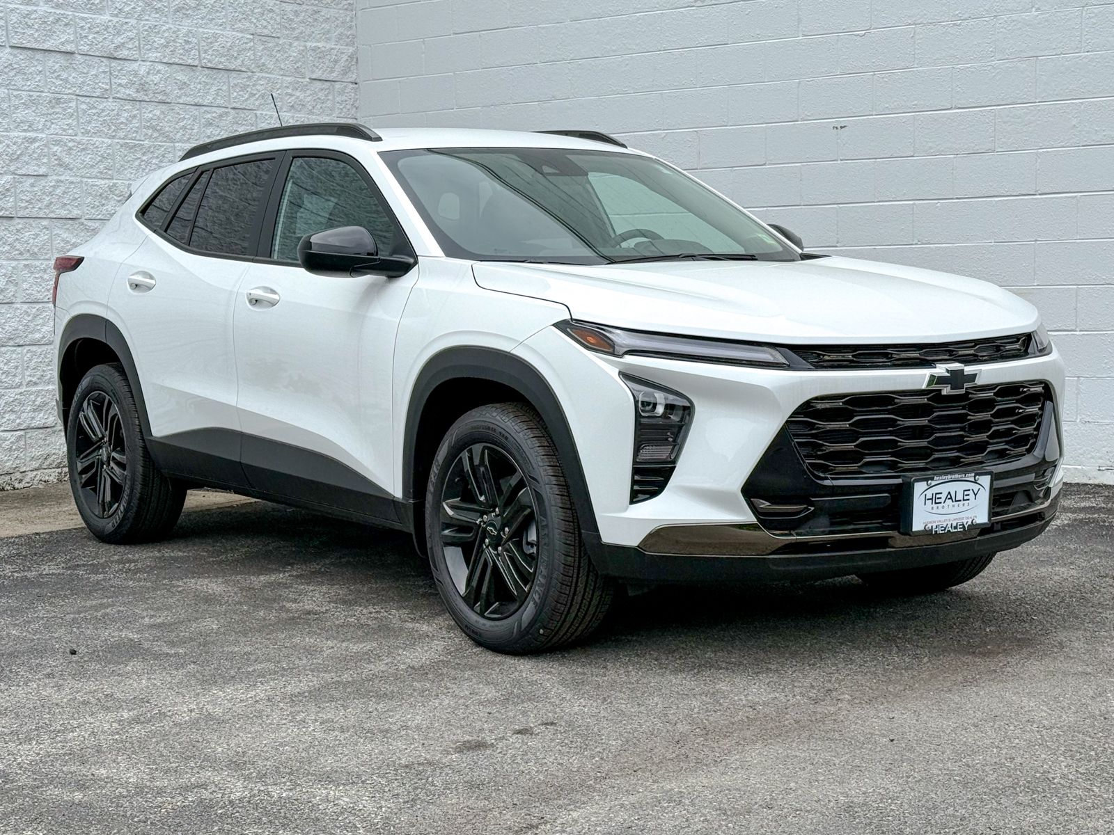 Photo view of 2026 Chevrolet Trax in White