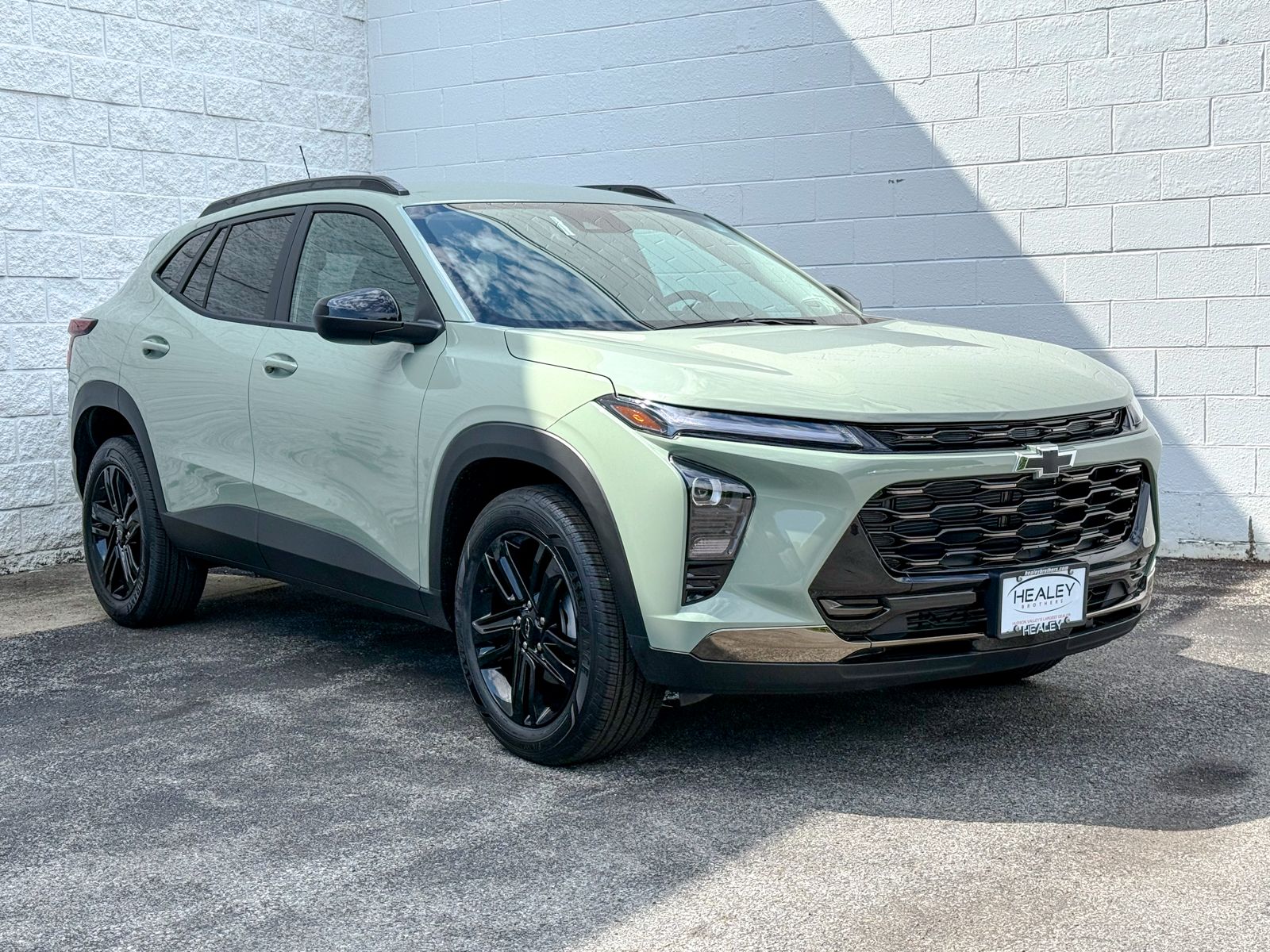 Photo view of 2026 Chevrolet Trax in Green