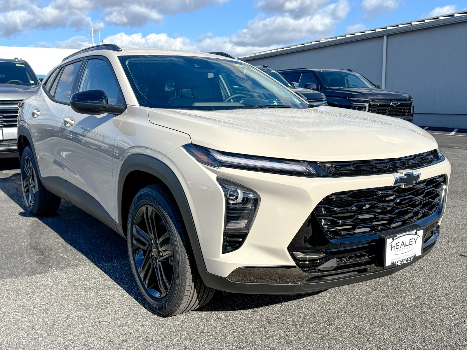 Photo view of 2026 Chevrolet Trax in White