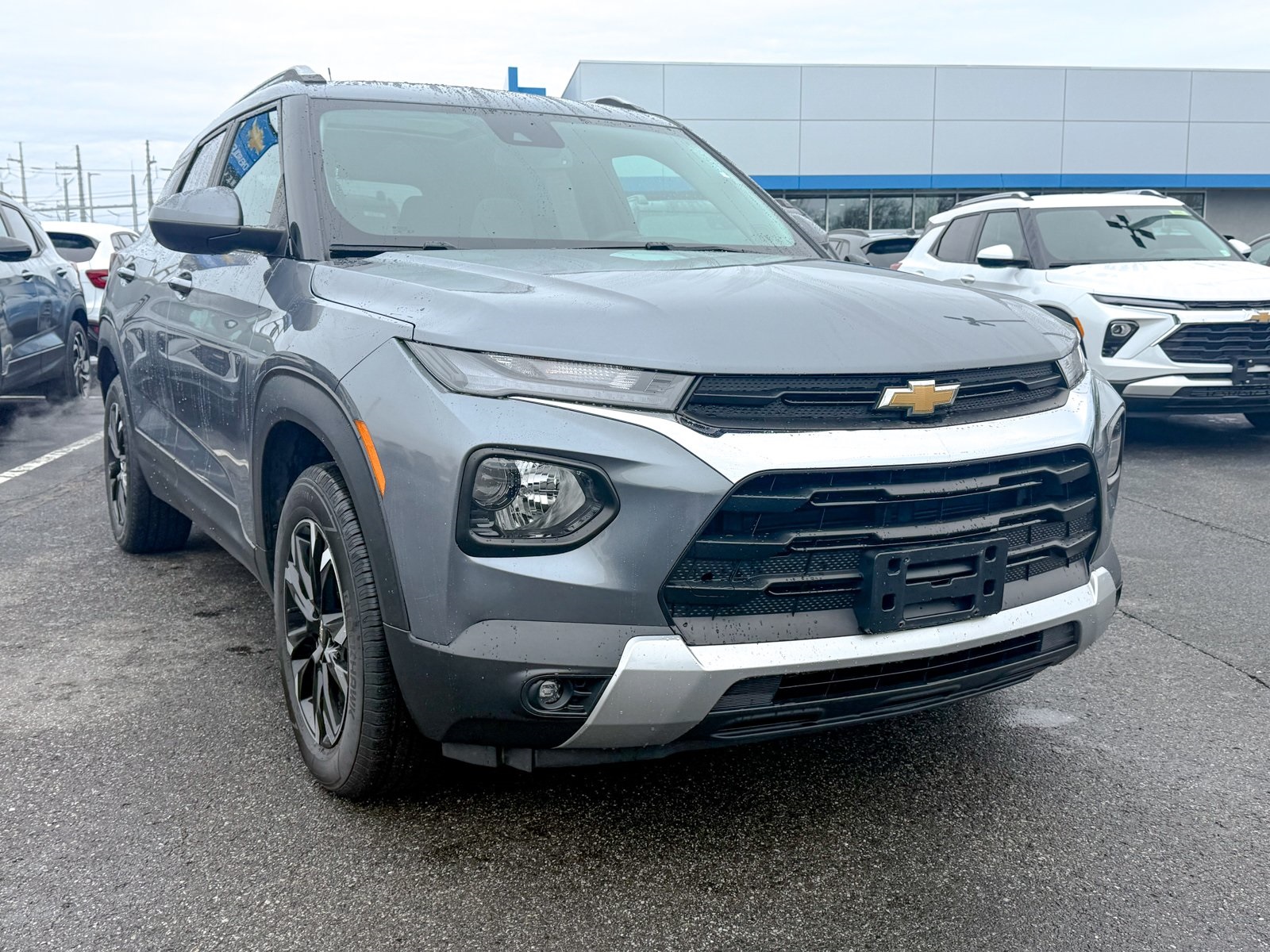 Photo view of 2021 Chevrolet Trailblazer in Gray