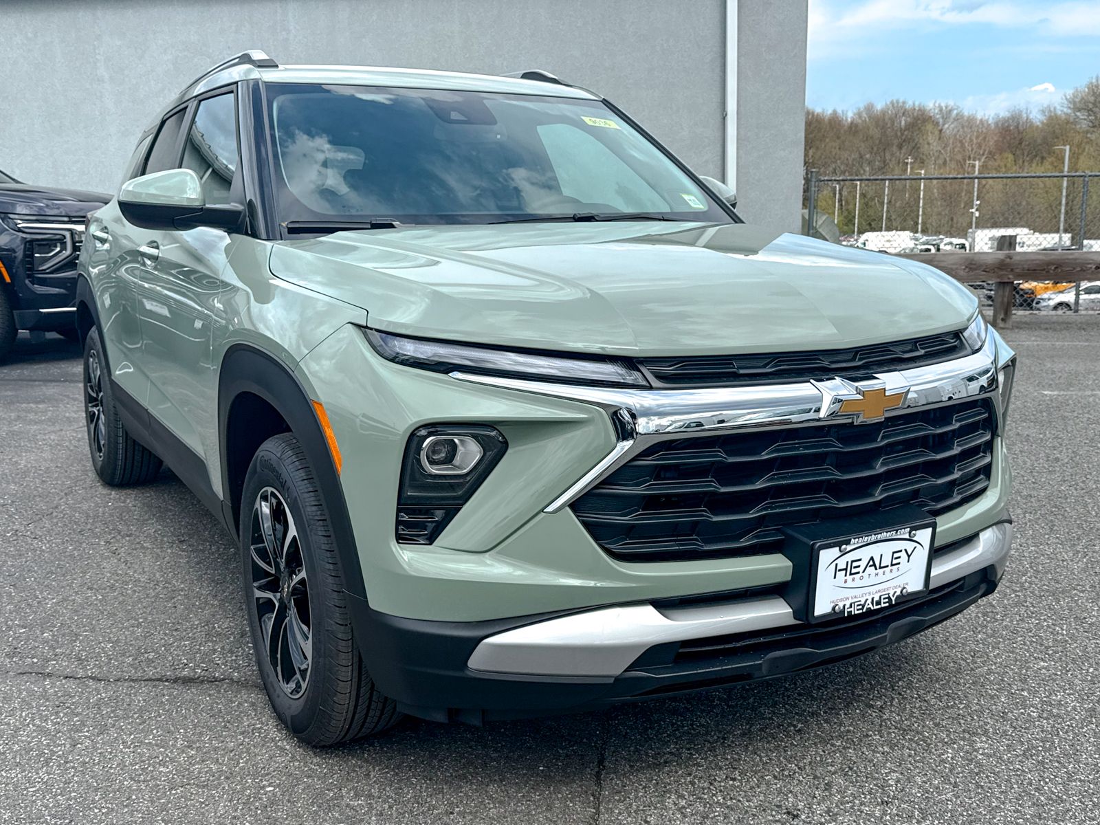 Photo view of 2026 Chevrolet Trailblazer in Green