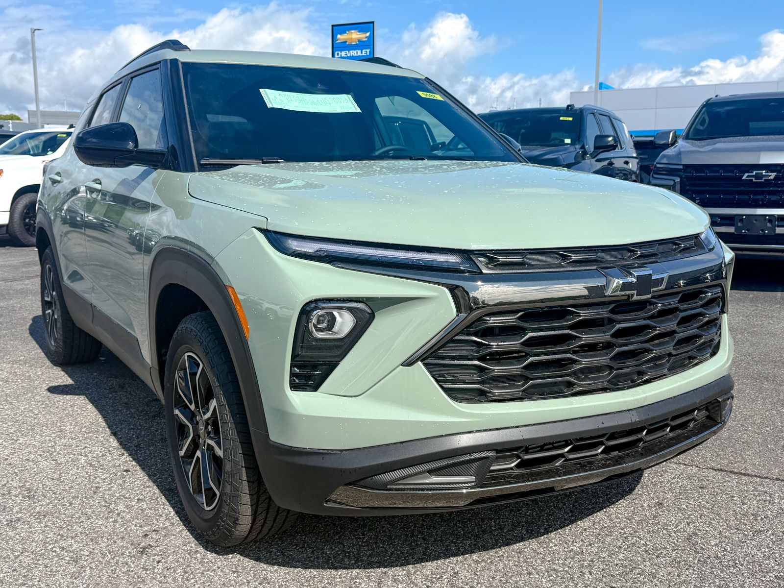 Photo view of 2026 Chevrolet Trailblazer in Green