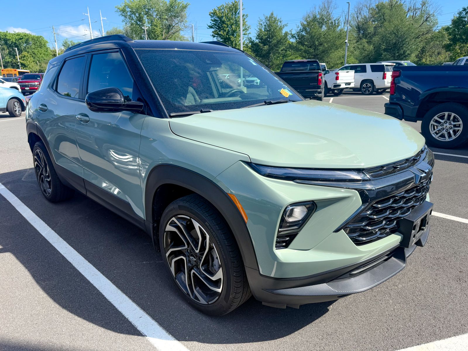 Photo view of 2024 Chevrolet Trailblazer in Green